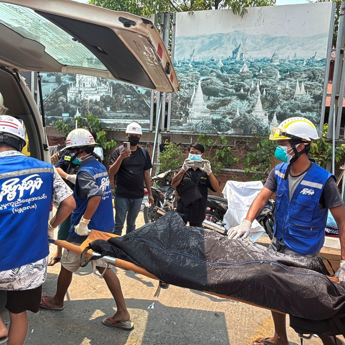 Es werden immer mehr Leichen geborgen. - Foto: Uncredited/AP/dpa