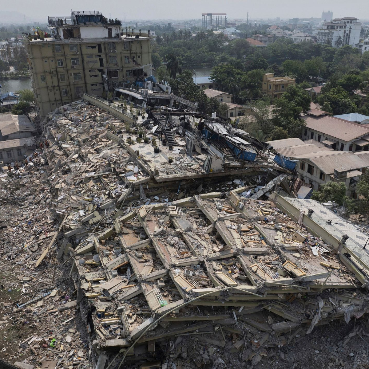 Ganze Hochhäuser sind eingestürzt. - Foto: Cai Yang/Xinhua/AP/dpa