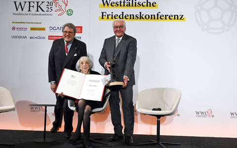 Margot FriedlĂ€nder sieht jeden Einzelnen in der Pflicht fĂŒr die Demokratie - Foto: Federico Gambarini/dpa Pool/dpa Margot FriedlĂ€nder sieht jeden Einzelnen in der Pflicht fĂŒr die Demokratie - Foto: Federico Gambarini/dpa Pool/dpa