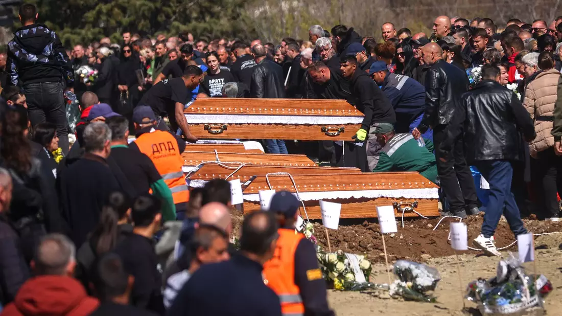 Bei dem Brand im Nachtclub von Kocani in Nordmazedonien kamen 63 Menschen ums Leben. Nun beginnt dazu ein großer Prozess vor Gericht in Skopje. - Bild: Armin Durgut/AP/dpa