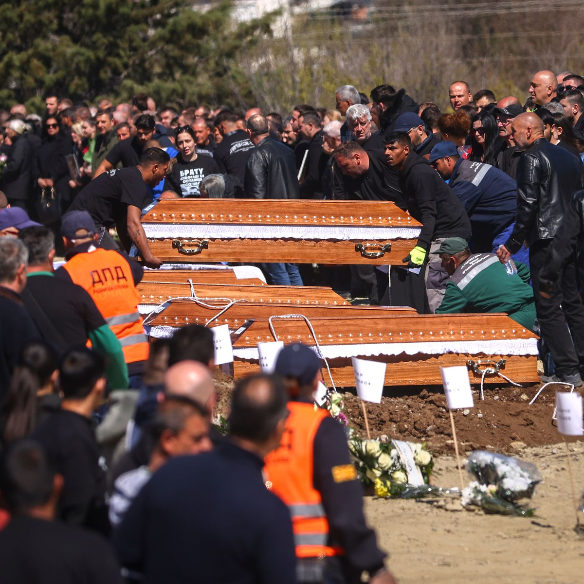 Bei dem Brand im Nachtclub von Kocani in Nordmazedonien kamen 63 Menschen ums Leben. Nun beginnt dazu ein großer Prozess vor Gericht in Skopje. - Foto: Armin Durgut/AP/dpa