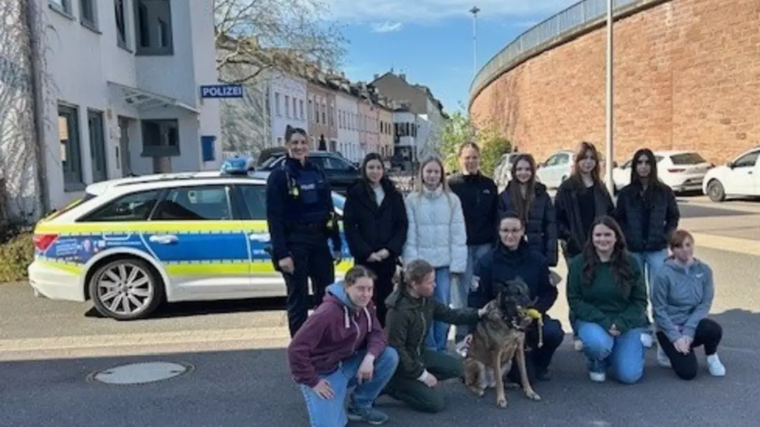 POL-PDTR: Girls Day bei der Polizeiinspektion Saarburg und der Polizeiwache Konz - Bild: presseportal.de