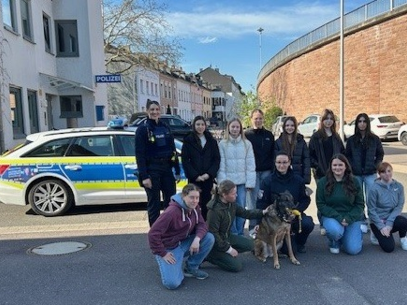 POL-PDTR: Girls Day bei der Polizeiinspektion Saarburg und der Polizeiwache Konz - Foto: presseportal.de