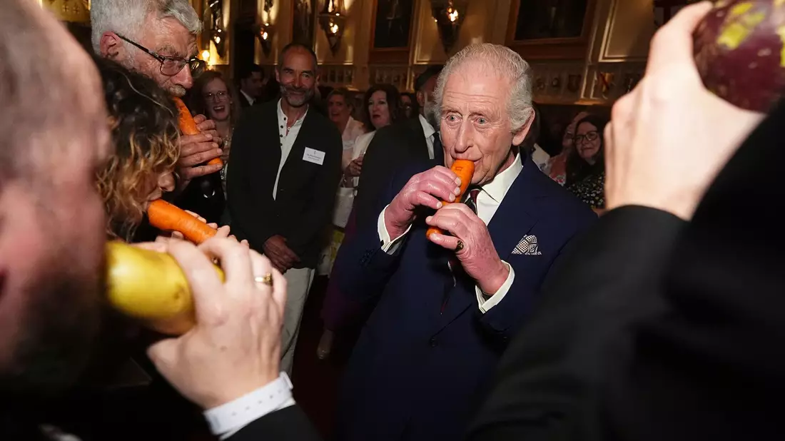König Charles III. versuchte sich an der Karottenflöte. - Bild: Aaron Chown/PA Pool/AP/dpa