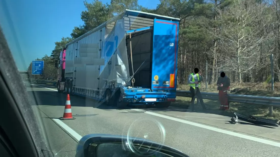 POL-CUX: Verkehrsunfall zwischen zwei LKW auf der BAB27 - hohe Sachschäden (Foto im Anhang) - Bild: presseportal.de