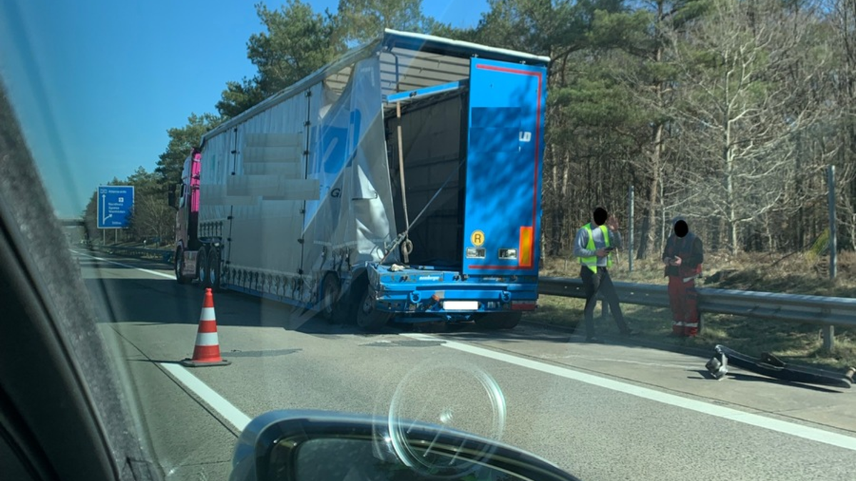 POL-CUX: Verkehrsunfall zwischen zwei LKW auf der BAB27 - hohe Sachschäden (Foto im Anhang) - Foto: presseportal.de
