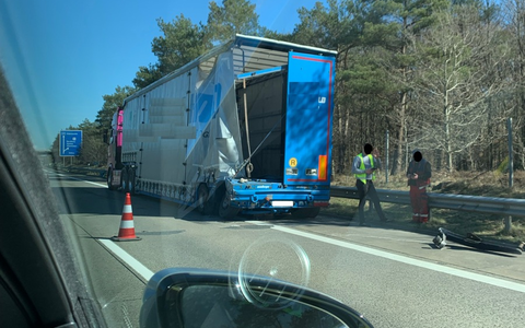 POL-CUX: Verkehrsunfall zwischen zwei LKW auf der BAB27 - hohe Sachschäden (Foto im Anhang) - Foto: presseportal.de POL-CUX: Verkehrsunfall zwischen zwei LKW auf der BAB27 - hohe Sachschäden (Foto im Anhang) - Foto: presseportal.de