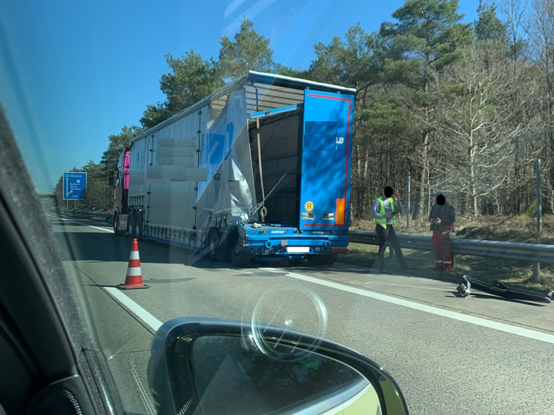 POL-CUX: Verkehrsunfall zwischen zwei LKW auf der BAB27 - hohe Sachschäden (Foto im Anhang) - Foto: presseportal.de