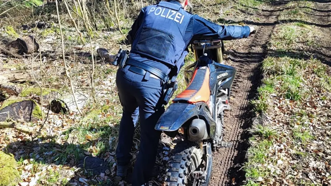 POL-NMS: 250404-4-pdnms Zeugen und Geschädigte nach Verfolgungsfahrt im Bereich Gettorf gesucht - Bild: presseportal.de