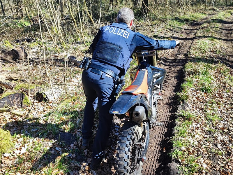 POL-NMS: 250404-4-pdnms Zeugen und Geschädigte nach Verfolgungsfahrt im Bereich Gettorf gesucht - Foto: presseportal.de