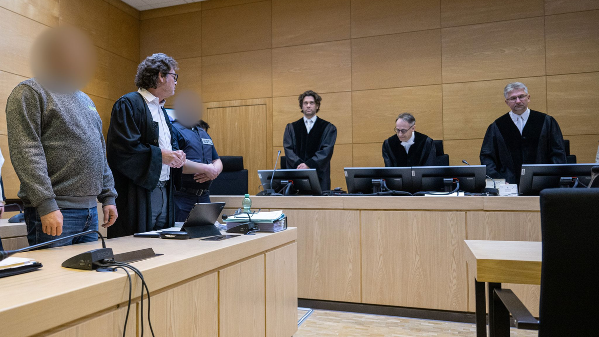 Der Angeklagte ist nun wegen Mordes verurteilt worden. (Archivbild)  - Foto: Guido Kirchner/dpa