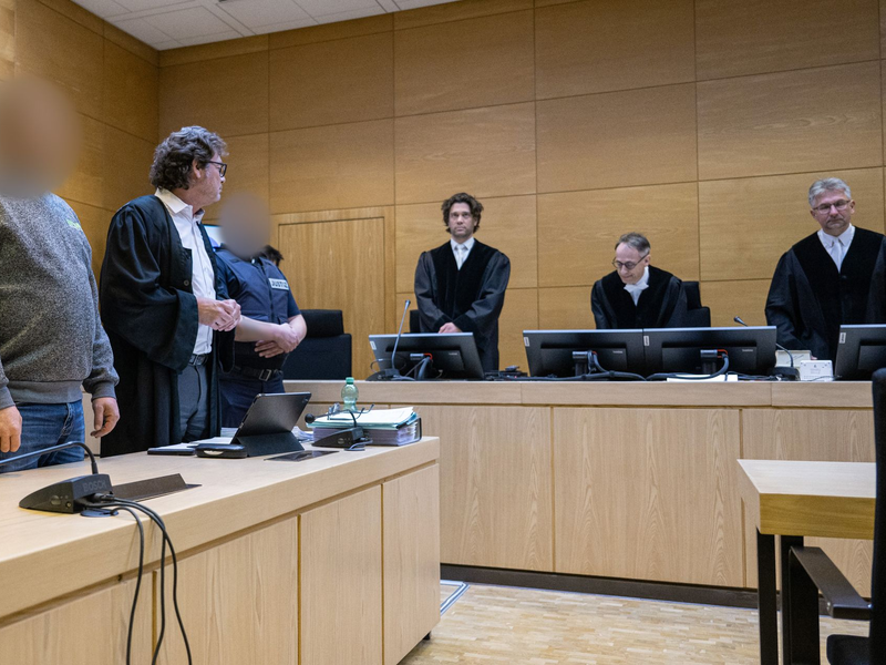 Der Angeklagte ist nun wegen Mordes verurteilt worden. (Archivbild)  - Foto: Guido Kirchner/dpa