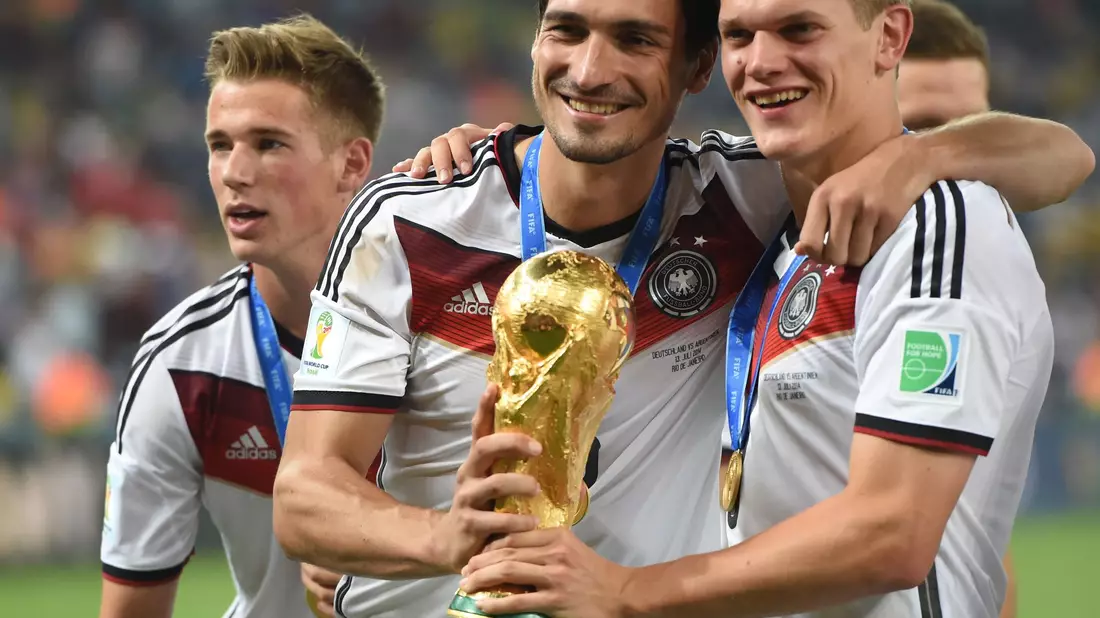 Sein größter Triumph: Mats Hummels, hier mit Erik Durm (l) und Matthias Ginter (r), wurde 2014 Fußball-Weltmeister. - Bild: picture alliance / dpa