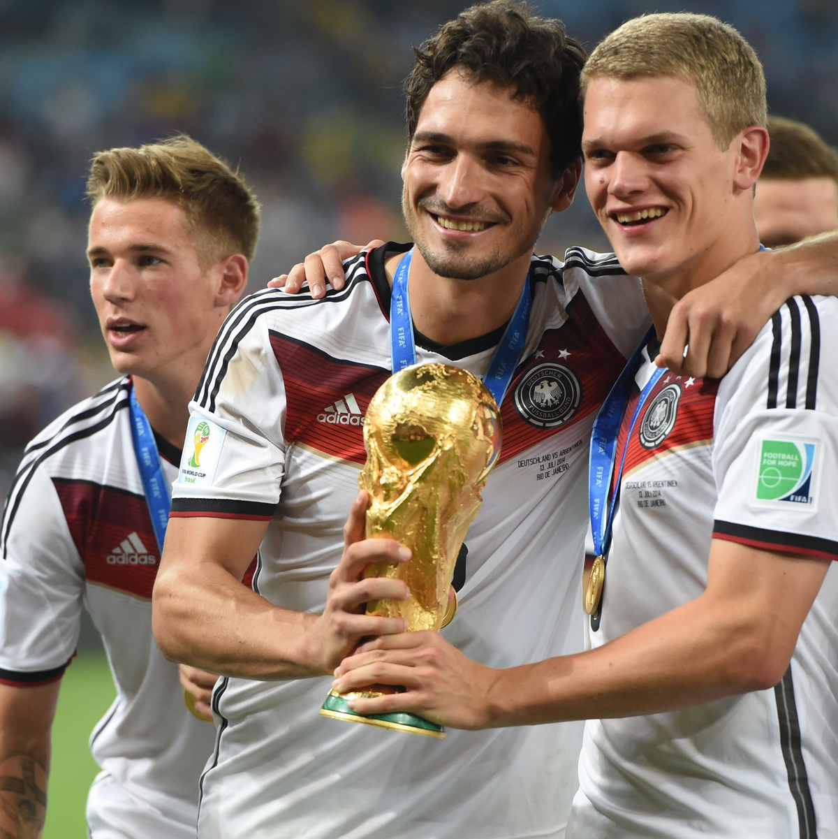 Sein größter Triumph: Mats Hummels, hier mit Erik Durm (l) und Matthias Ginter (r), wurde 2014 Fußball-Weltmeister. - Foto: picture alliance / dpa