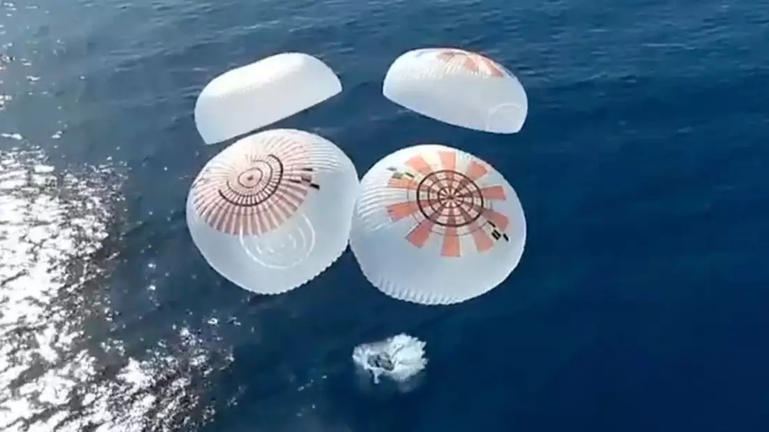 Die erste deutsche Frau im All ist nach dem Raumflug zurück auf der Erde. (Archivbild) - Bild: Uncredited/SpaceX/AP/dpa