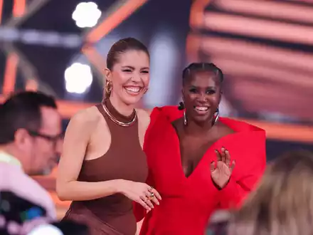 Moderatorin Victoria Swarovski und Tanz-Jurorin  Motsi Mabuse eröffneten gemeinsam die RTL-Show «Let's Dance». (Archivbild) - Foto: Rolf Vennenbernd/dpa