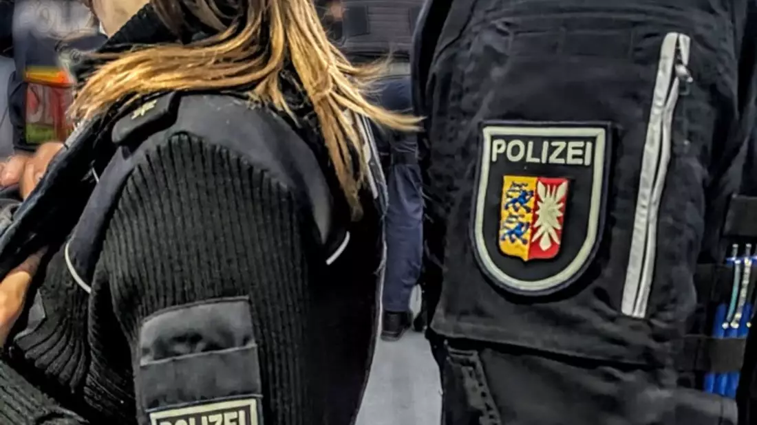 POL-SE: Bad Segeberg/ RB 82 - Polizei kontrolliert das Waffen- und Messerverbot auf der Bahnstrecke Bad Segeberg - Neumünster - Bad Segeberg - Bad Oldesloe - Bad Segeberg - Bild: presseportal.de