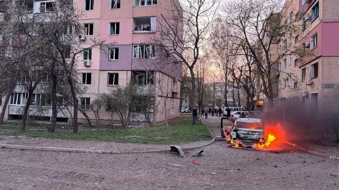Bei dem neuerlichen russischen Angriff auf Krywyj Rih gab es mehr als ein Dutzend Tote in der ukrainischen Großstadt. - Bild: Ukrainian Emergency Service/AP/dpa