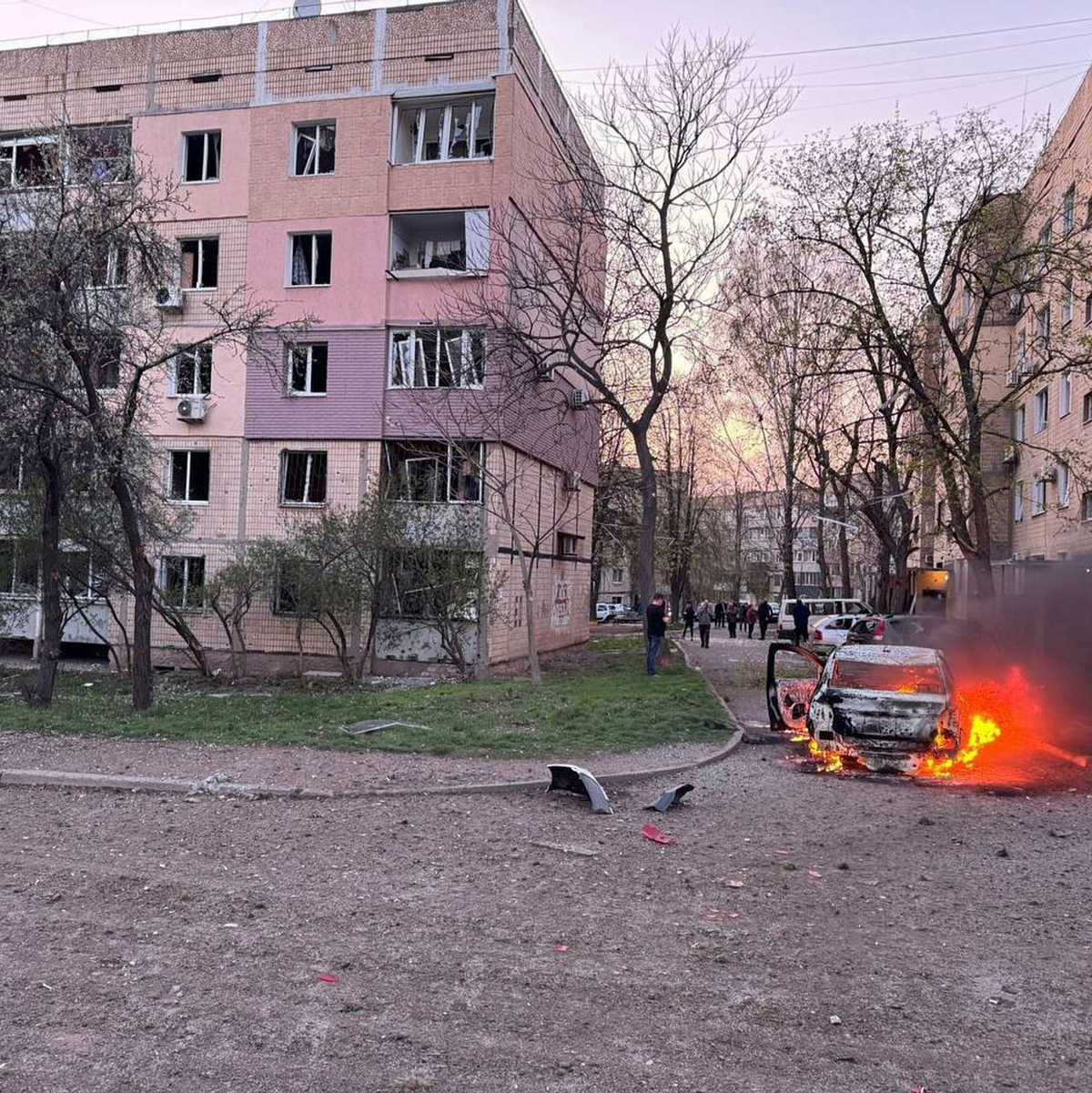 Nach ukrainischen Angaben sind unter den Opfern des Angriffs auch sechs Kinder. - Foto: Ukrainian Emergency Service/AP/dpa