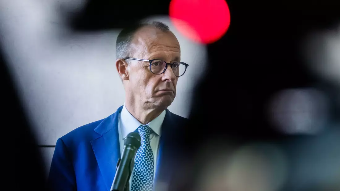 Für Friedrich Merz sind die Umfragen ein Dämpfer. (Archivbild) - Bild: Christoph Soeder/dpa