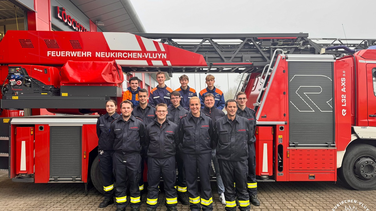 FW Neukirchen-Vluyn: 13 neue Feuerwehrkräfte für Neukirchen-Vluyn - Erfolgreicher Abschluss des Grundlehrgangs - Foto: presseportal.de