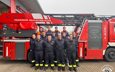 FW Neukirchen-Vluyn: 13 neue Feuerwehrkräfte für Neukirchen-Vluyn - Erfolgreicher Abschluss des Grundlehrgangs - Foto: presseportal.de