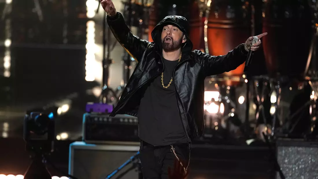 Rapper Eminem ist Großvater geworden. Hier bei der Einführungszeremonie der Rock & Roll Hall of Fame im Jahr 2022.  - Bild: Chris Pizzello/Invision/AP/dpa