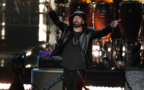 Rapper Eminem ist Großvater geworden. Hier bei der Einführungszeremonie der Rock & Roll Hall of Fame im Jahr 2022.  - Foto: Chris Pizzello/Invision/AP/dpa