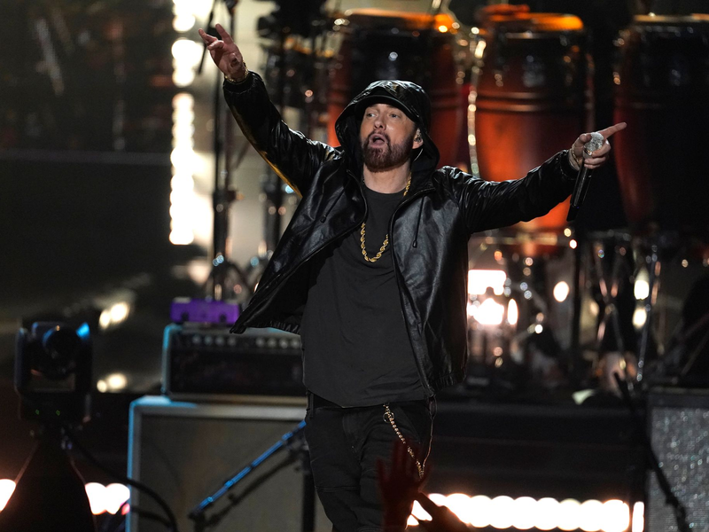 Rapper Eminem ist Großvater geworden. Hier bei der Einführungszeremonie der Rock & Roll Hall of Fame im Jahr 2022.  - Foto: Chris Pizzello/Invision/AP/dpa