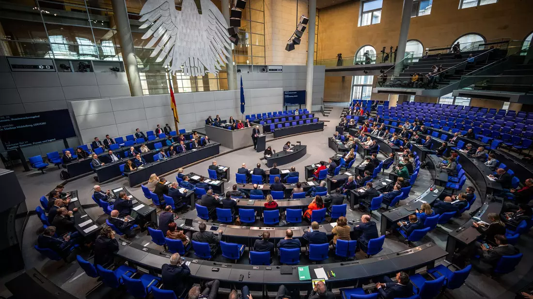 Seit der Bundestagswahl geht es für die Union in Umfragen abwärts. (Archivbild) - Bild: Michael Kappeler/dpa