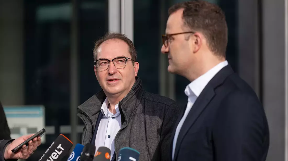 Es gibt noch etliche nicht geeinte Themen in den Koalitionsverhandlungen. CSU-Landesgruppenchef Alexander Dobrindt (links) und CDU-Verhandler Jens Spahn (rechts) äußern sich dennoch optimistisch. - Bild: Christophe Gateau/dpa