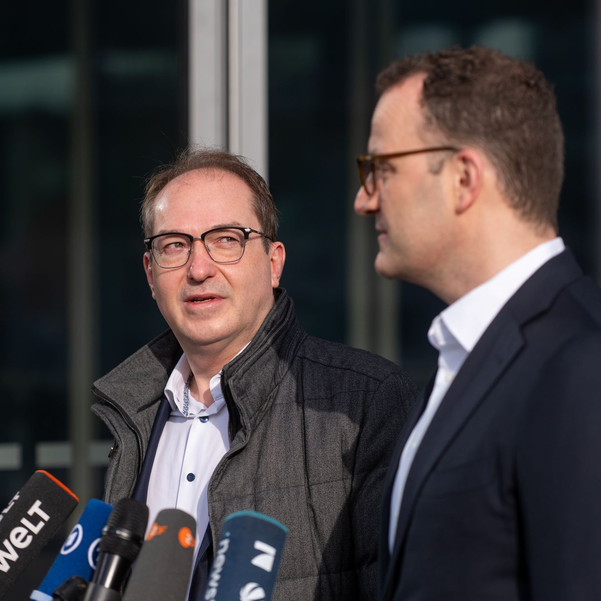 Dobrindt (l) zeigt sich trotz der Umfrage optimistisch.  - Foto: Christophe Gateau/dpa