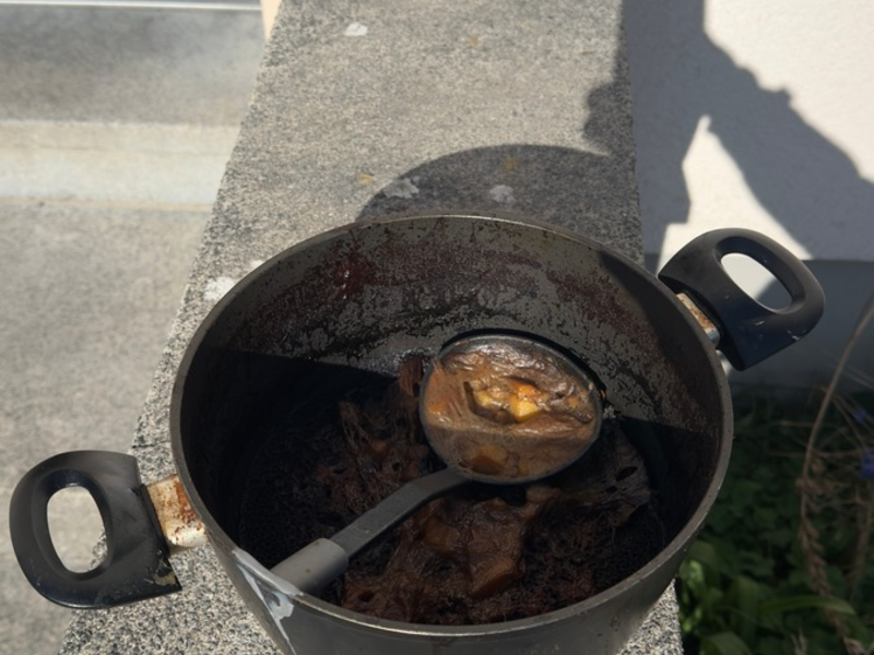 FW-DT: Zimmerbrand - Dichter Rauch dringt aus Fenster - Foto: presseportal.de