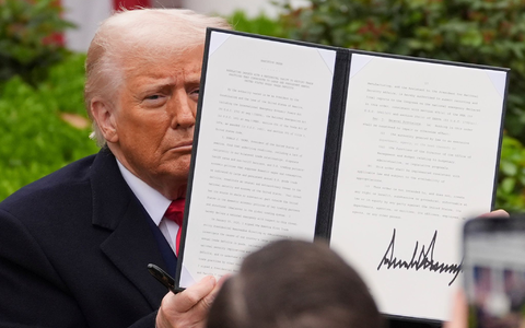 Trump hat die Zollankündigung als «Tag der Befreiung» gefeiert. (Archivbild) - Foto: Evan Vucci/AP/dpa