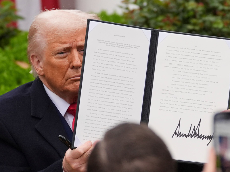 Trump hat die Zollankündigung als «Tag der Befreiung» gefeiert. (Archivbild) - Foto: Evan Vucci/AP/dpa