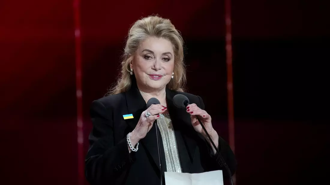 Catherine Deneuve konnte ihre Nachbarin Maria Callas durch den Kaminschacht singen hören. - Bild: Christophe Ena/AP/dpa