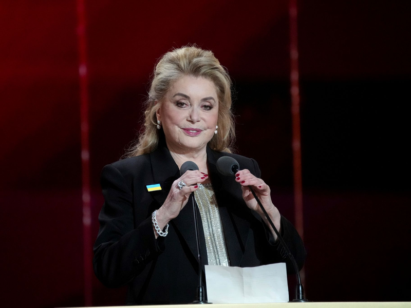 Catherine Deneuve konnte ihre Nachbarin Maria Callas durch den Kaminschacht singen hören. - Foto: Christophe Ena/AP/dpa