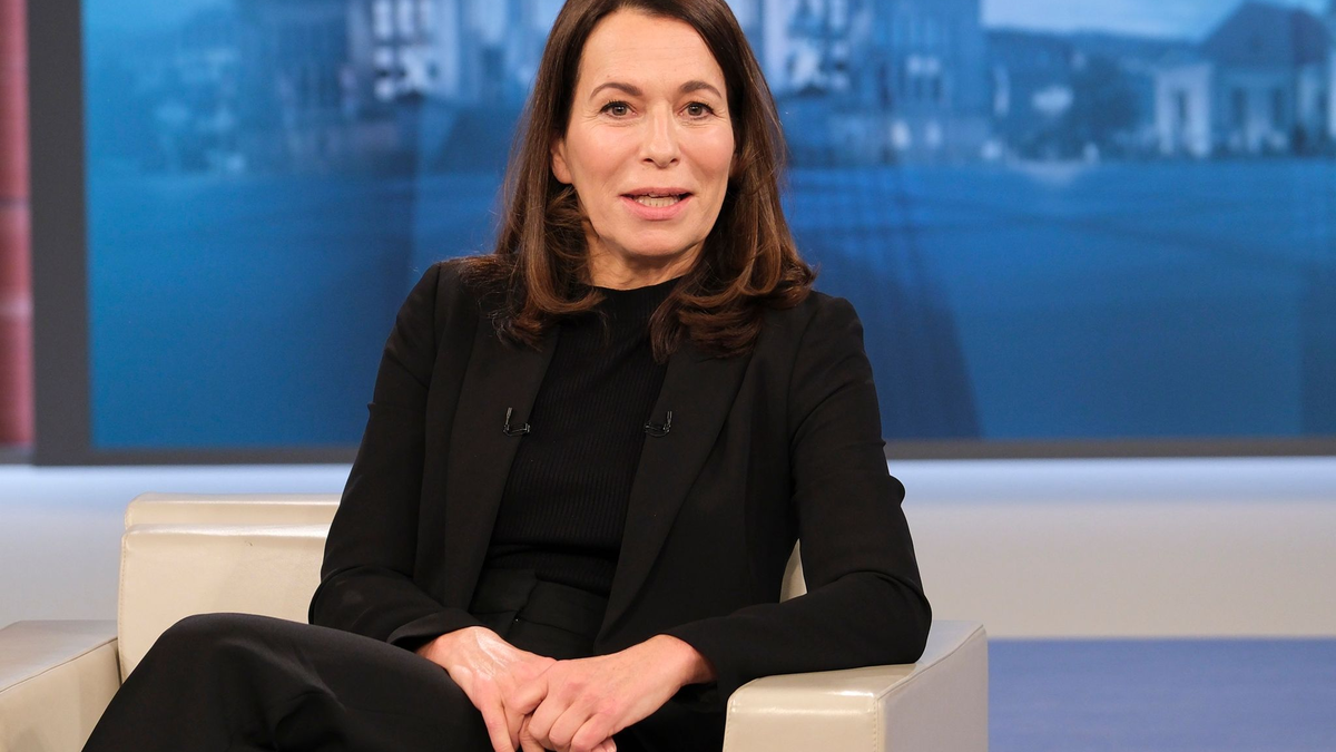 Moderatorin Anne Will genießt weiter jeden Sonntag nicht mehr ins TV-Studio zu müssen. (Archivbild) - Foto: Wolfgang Borrs/NDR/dpa