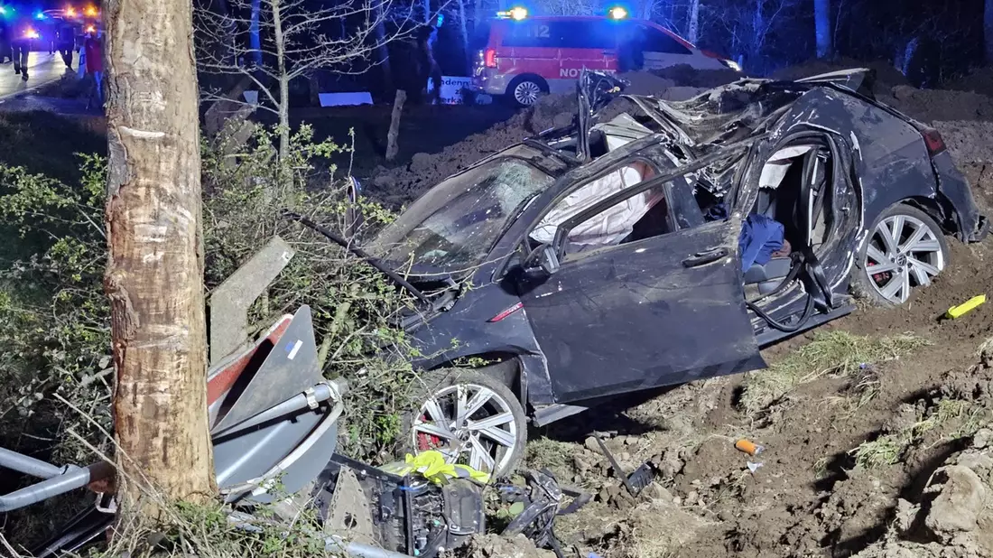 Feuerwehr Goch: Drei Schwerverletzte nach Verkehrsunfall auf dem Hülmer Deich - Bild: presseportal.de