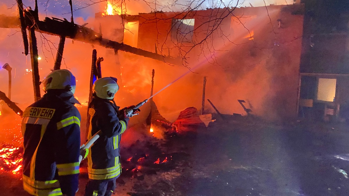FW-RD: Großfeuer in Holzdorf - 140 Einsatzkräfte im Einsatz - Foto: presseportal.de