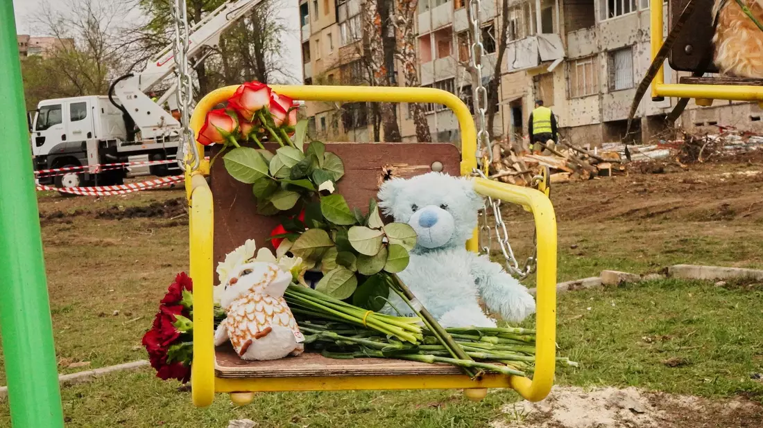 Bei einem russischen Luftangriff in der Ukraine sind mehrere Kinder und Jugendliche getötet worden. - Bild: Uncredited/AP/dpa