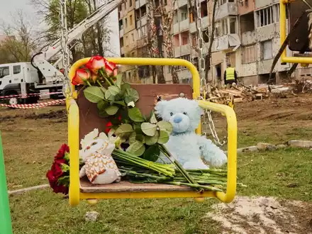 Bei einem russischen Luftangriff in der Ukraine sind mehrere Kinder und Jugendliche getötet worden. - Foto: Uncredited/AP/dpa