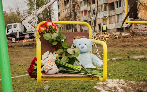 Bei einem russischen Luftangriff in der Ukraine sind mehrere Kinder und Jugendliche getötet worden. - Foto: Uncredited/AP/dpa