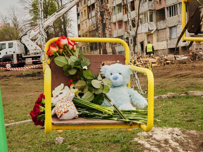 Bei einem russischen Luftangriff in der Ukraine sind mehrere Kinder und Jugendliche getötet worden. - Foto: Uncredited/AP/dpa