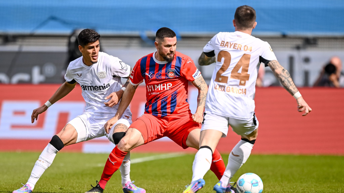 Reagierte spät: Bayers Trainer Xabi Alonso. - Foto: Harry Langer/dpa