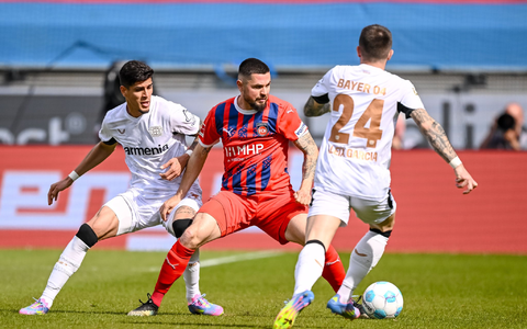 Reagierte spät: Bayers Trainer Xabi Alonso. - Foto: Harry Langer/dpa