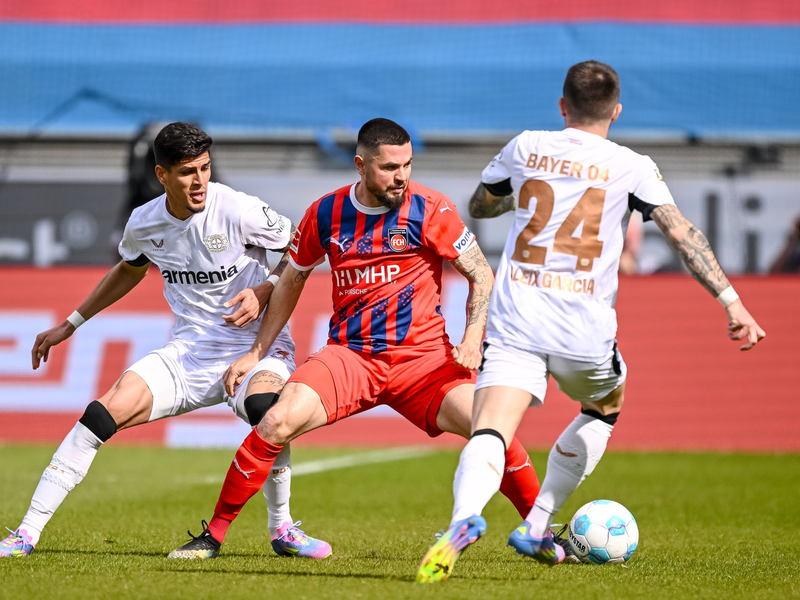 Reagierte spät: Bayers Trainer Xabi Alonso. - Foto: Harry Langer/dpa