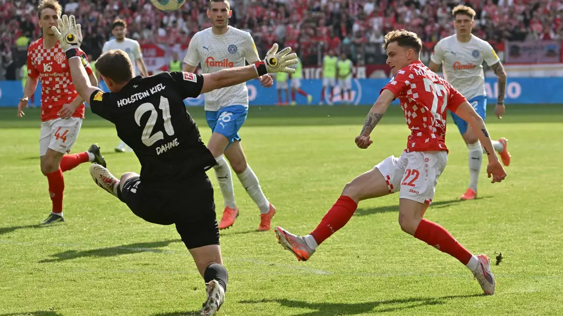 Verpasste die Führung für Mainz: Nationalspieler Jonathan Burkardt. - Bild: Torsten Silz/dpa