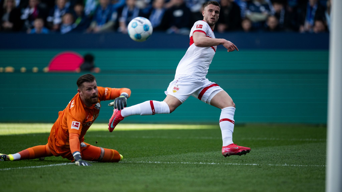 Nick Woltemade setzte sich einmal mehr im Kopfballduell durch. - Foto: Fabian Strauch/dpa