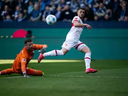 Nick Woltemade setzte sich einmal mehr im Kopfballduell durch. - Foto: Fabian Strauch/dpa